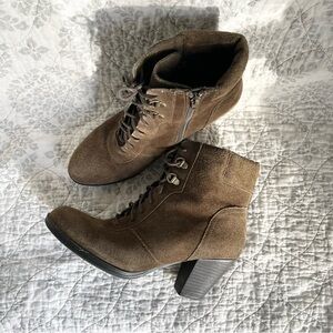 9 Clarks Heeled Sueded Ankle Boot Olive Green/Brown